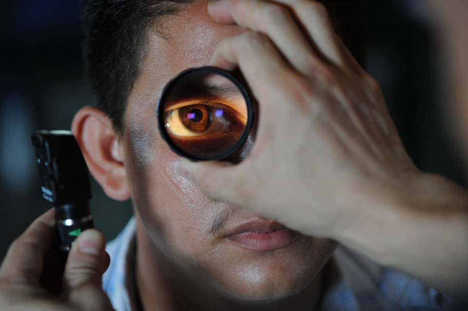 Czym różni się zawód optyka, optometrysty i okulisty?