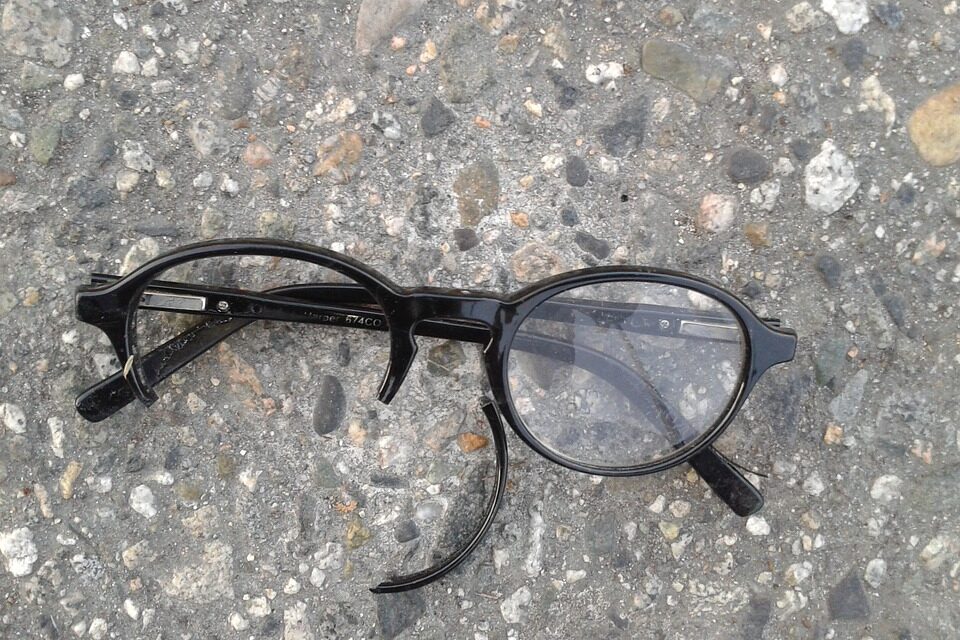 Co zrobić z zepsutymi okularami: naprawić czy wymienić na nowe?