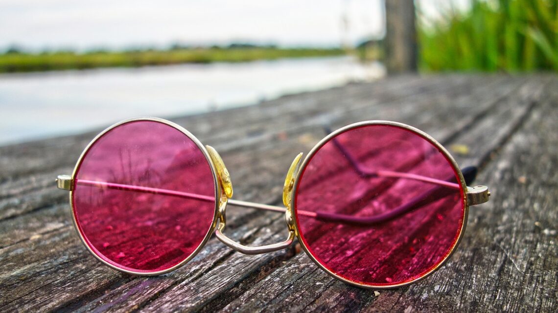 Jakie znaczenie ma kolor soczewek w okularach przeciwsłonecznych?